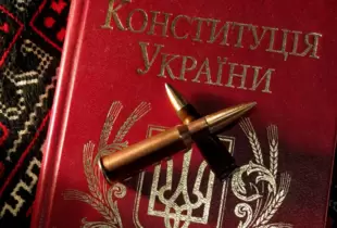 Українській Конституції 27 років: вірші, привітання й листівки з нагоди важливого свята