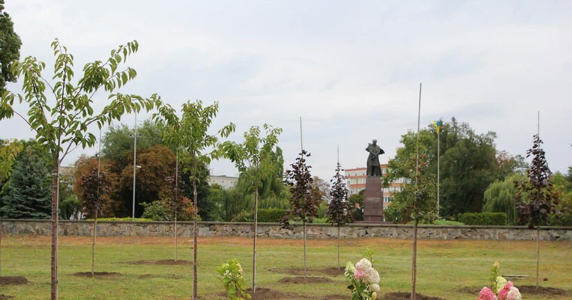 У Кременчуці з’явився новий сквер пам’яті жерт теракту в в ТЦ “Амсторі”