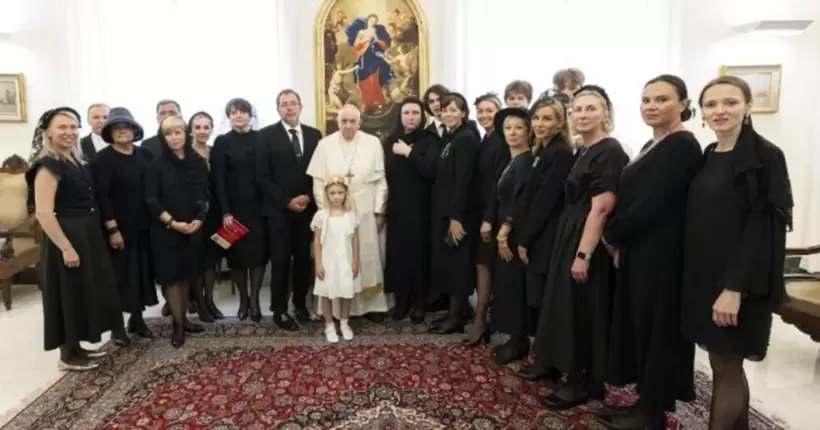 Папа Римський Франциск зустрівся у Ватикані з делегацією дружин українських дипломатів