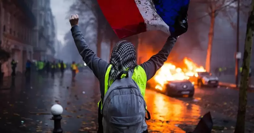 Леви бігають по вулиці, а Макрон скликав екстрене засідання уряду: що відбувається у Франції
