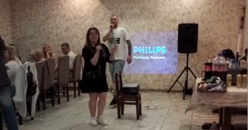 На Київщині дівчину виштовхнули з кафе за зауваження щодо пісень Лепса