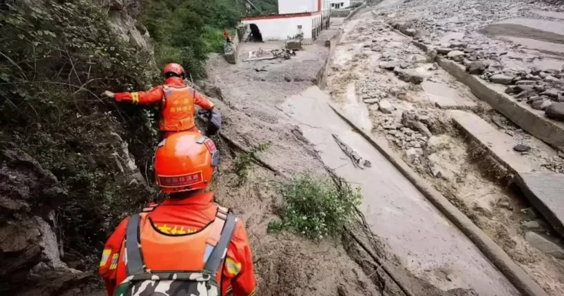 Потужна повінь у Китаї: постраждало понад 2700 будинків, евакуйовано більш як 10 000 людей