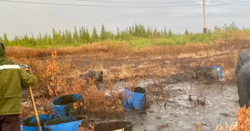У рф сталась чергова аварія на нафтопроводі: у річку Колва вилилася тисяча кубів нафти
