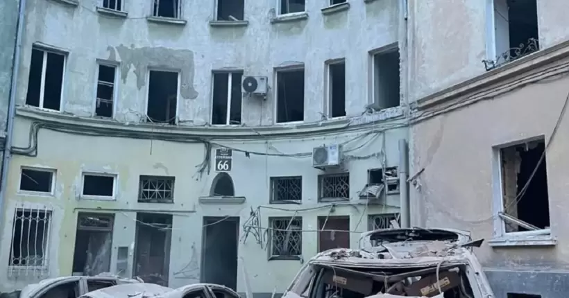 Обстріл житлового будинку у Львові: у двох квартирах досі можуть перебувати люди