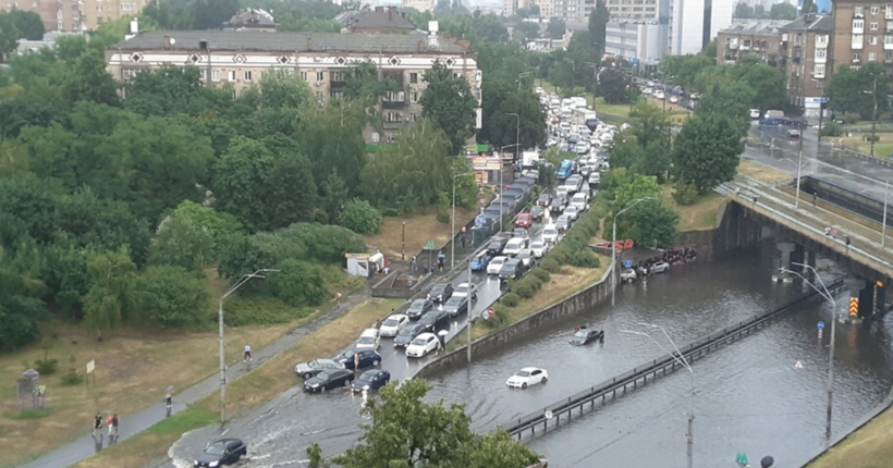 Київ другий день поспіль накриває потужна злива. Відео