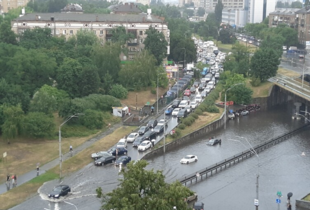 Київ другий день поспіль накриває потужна злива. Відео