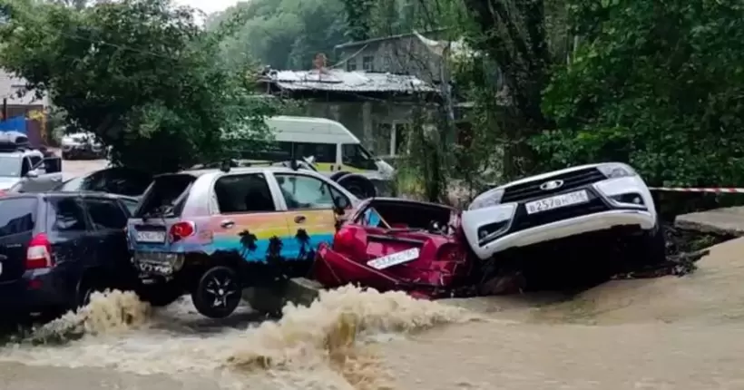 Гребля з машин: у російському Сочі стався масштабний потоп (відео)