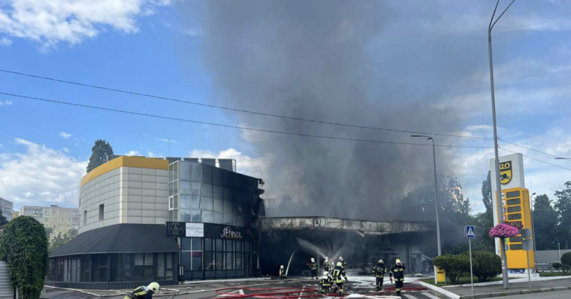 У Києві палає АЗС: відомо про трьох постраждалих