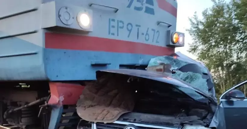 Під Черніговом авто влетіло під потяг: загинула уся сім’я