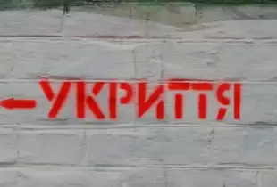 Захист від уламків і збереження естетики міст: в Україні створили незвичну зупинку-укриття