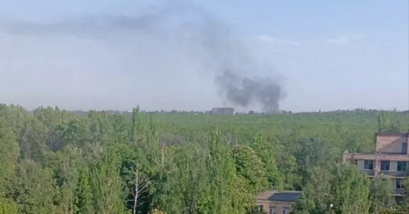 В окупованому Луганську пролунали вибухи: над містом здіймається дим