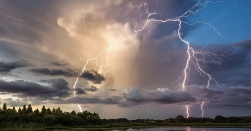 Накриють грози та шквали: в Україні оголосили штормове попередження