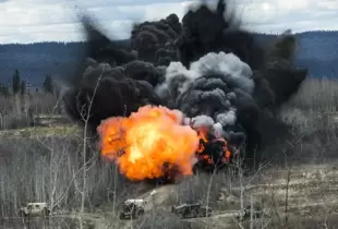 У Криму прогриміли вибухи: на військовому полігоні почалася пожежа (відео)