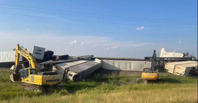 У США зійшов з рейок вантажний поїзд, в одному з вагонів був розчинник для фарби (ВІДЕО)