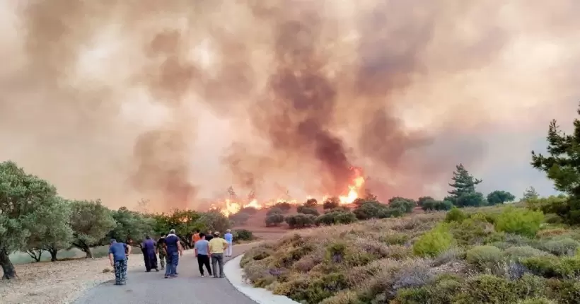 На грецькому острові Родос вирують масштабні лісові пожежі: тисячі людей евакуювали