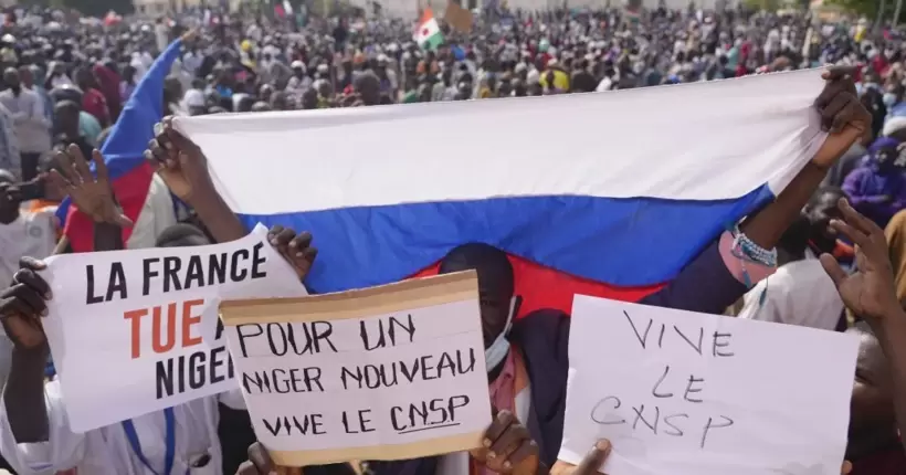 В Нігері люди з прапорами рф та вигуками “слава Путіну” напали на посольство Франції