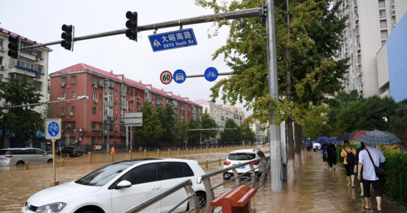 У Пекіні через потужні зливи вже загинули 11 людей, близько 30 осіб зникли безвісти