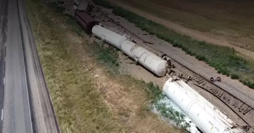 У США вантажівка не пропустила поїзд: водій загинув, з рейок зійшли вагони з можливо небезпечними речовинами