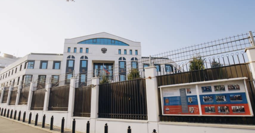 У Кишиневі автомобіль влетів у ворота посольства рф і втік