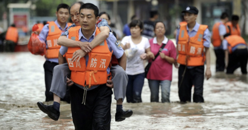 У Китаї продовжуються масштабні зливи: з небезпечних регіонів евакуювали вже понад мільйон людей