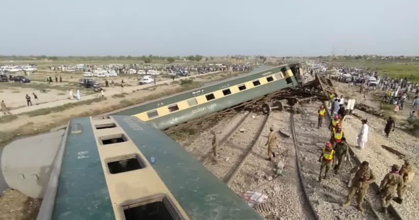 Внаслідок аварії поїзда в Пакистані загинуло щонайменше 30 людей, ще 90 - отримали поранення (відео)