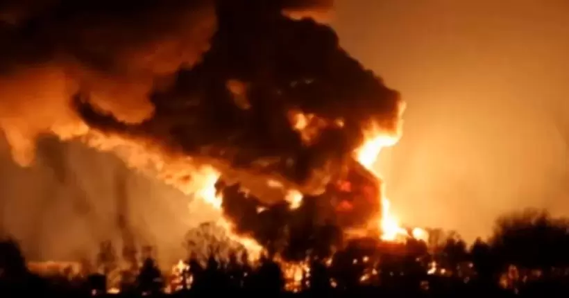 На Рівненщині після нічної атаки дронів палає нафтобаза (відео)