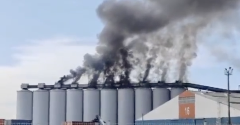 У зерносховищі на заході Франції спалахнула масштабна пожежа: опубліковано відео