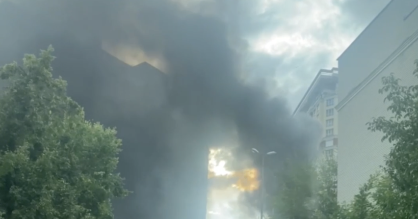 В одному з районів Києва сталася масштабна пожежа: опубліковано відео