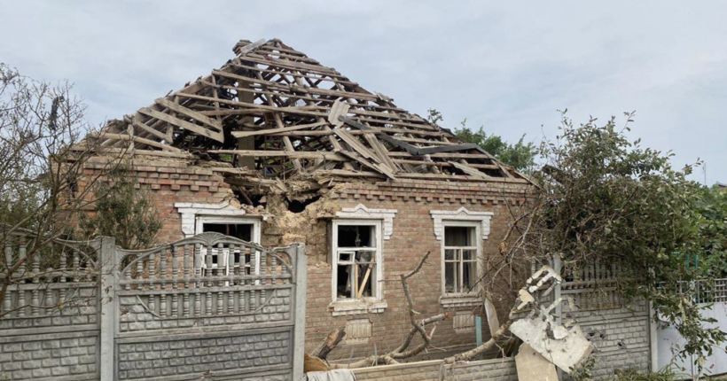 Окупанти обстріляли з артилерії Дніпропетровщину та Херсонщину: пошкоджені житлові будинки, є постраждалі (фото)
