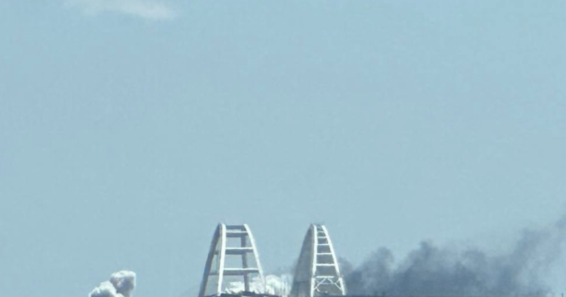 Поблизу Керчі прогриміли вибухи: над Кримським мостом піднявся дим (фото, відео)