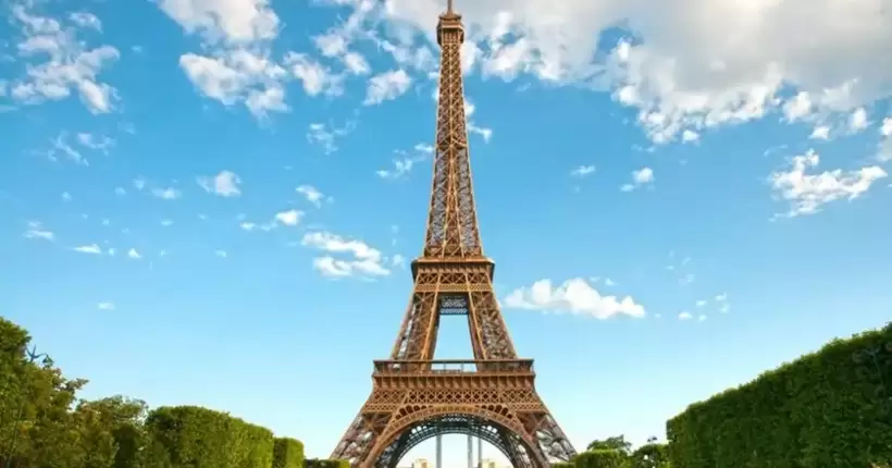 У Парижі евакуювали людей з Ейфелевої вежі