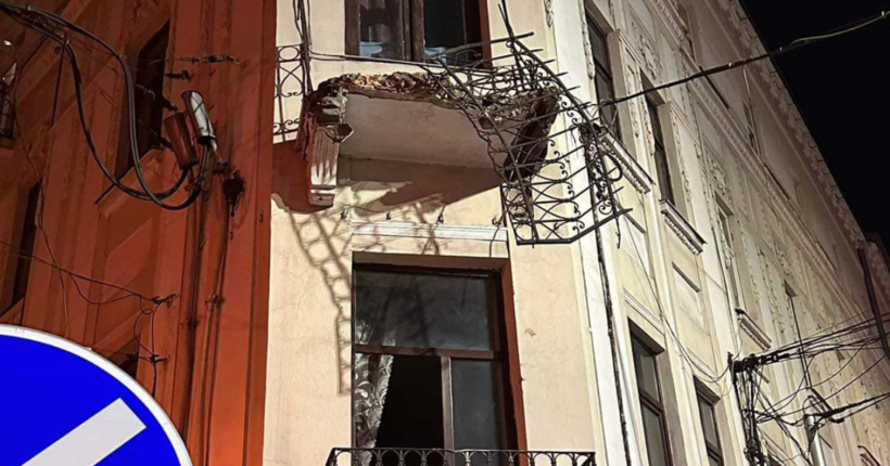 У центрі Львова обвалився балкон столітнього будинку разом із людиною (оновлено)