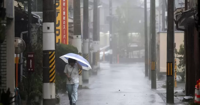 На Японію обрушився потужний тайфун: скасовані понад 560 авіарейсів (ВІДЕО)