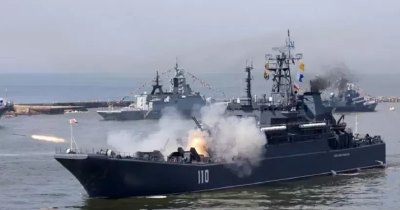 рф штучно затримують цивільні судна біля Кримського мосту, щоб загородити корабельне угруповування, - Гуменюк