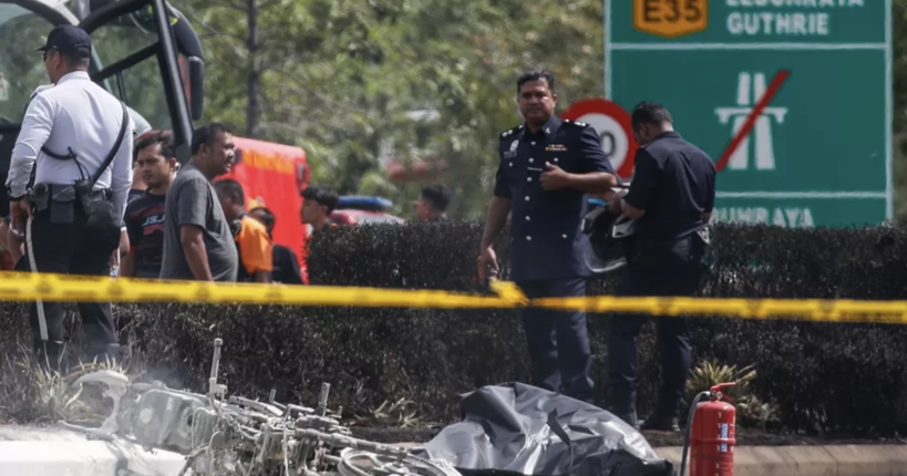 Приватний літак впав на шосе в Малайзії, загинули 10 осіб (фото)