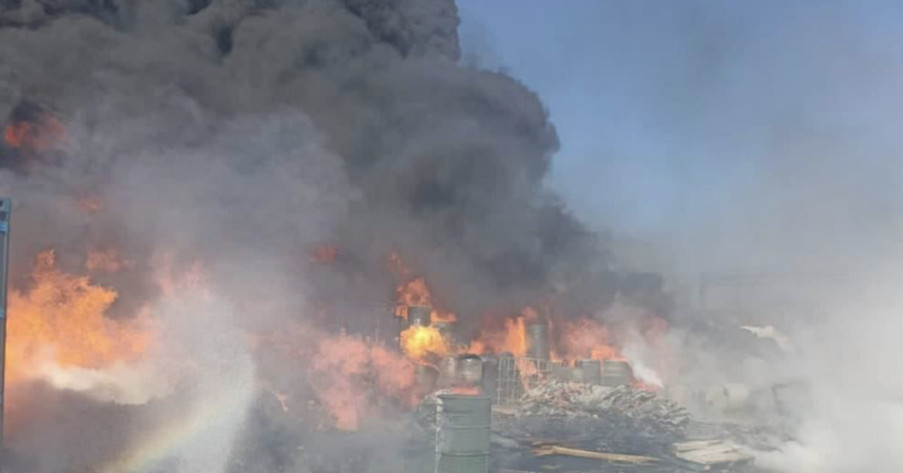У порту Новоросійська сталася масштабна пожежа у вантажному терміналі, також чутно вибухи (фото, відео)