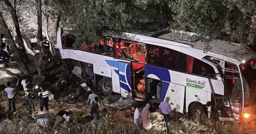 У Туреччині автобус виїхав на зустрічну смугу та врізався у загородження: багато загиблих і постраждалих