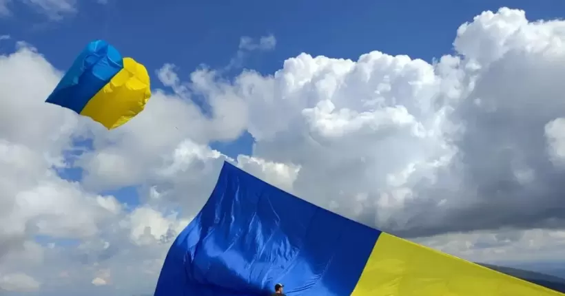 На Говерлі підняли найбільший прапор України та встановили рекорд (фото і відео)