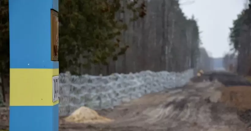 У Білорусі на кордоні з Україною через підрив мін пошкоджено залізницю