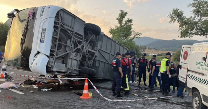 У Туреччині вантажівка врізалася у пасажирський автобус: шестеро людей загинули та 42 постраждали (фото)
