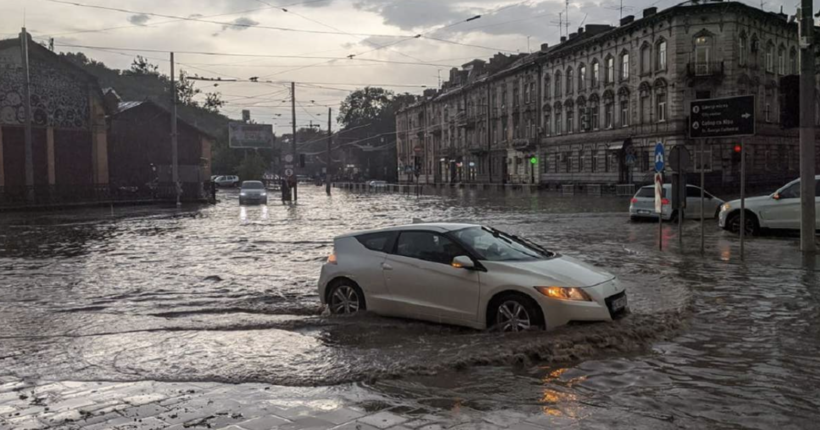 Затопило вулиці, торговий центр та ринок: Львів накрила сильна злива