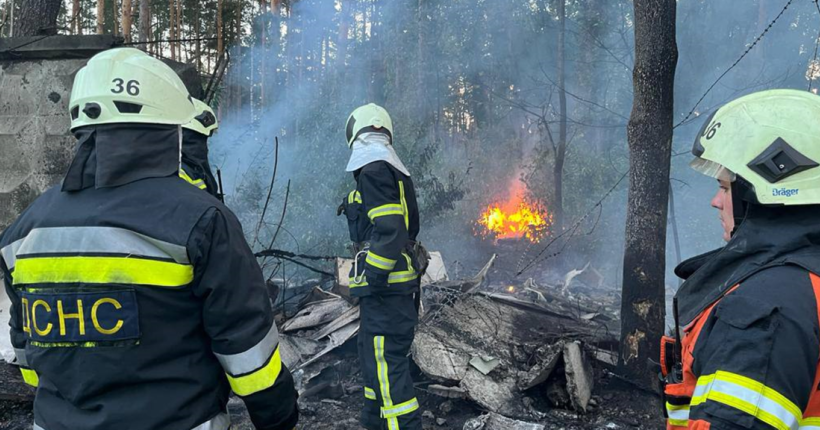 Внаслідок падіння уламків російської ракети на Київщині виникла пожежа (фото)