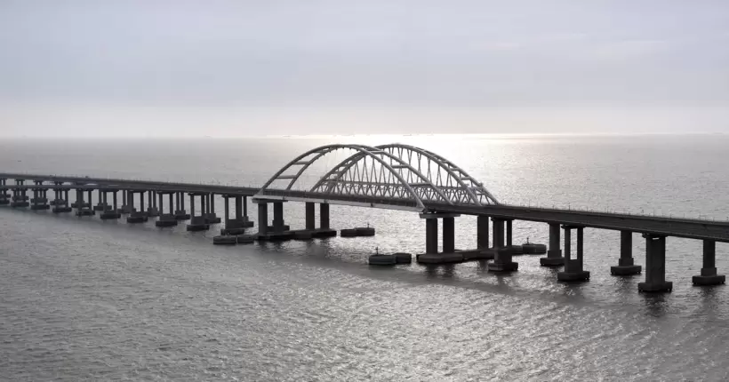 Росіяни встановили новий проліт на Кримському мосту замість пошкодженого (відео)