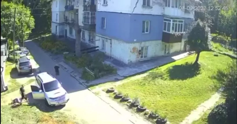 У Кам'янському на Дніпропетровщині посеред дня застрелили чоловіка (відео)