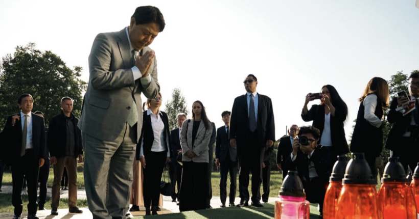 Голова МЗС Японії відвідав у Бучі місце масового поховання вбитих росіянами мирних жителів (фото)
