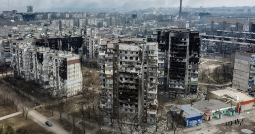Життя вирує лише по околицях: Андрющенко заявив, що Маріуполь стає суцільною руїною