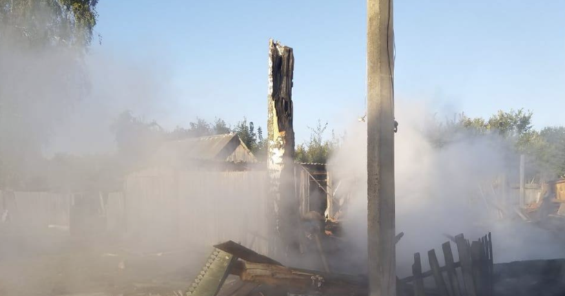 Пошкоджено дев’ять приватних будинків, постраждав чоловік: росіяни з артилерії вдарили по Сумщині