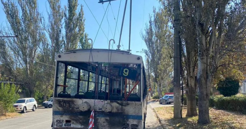 Окупанти обстріляли тролейбус у Херсоні, загинув поліцейський