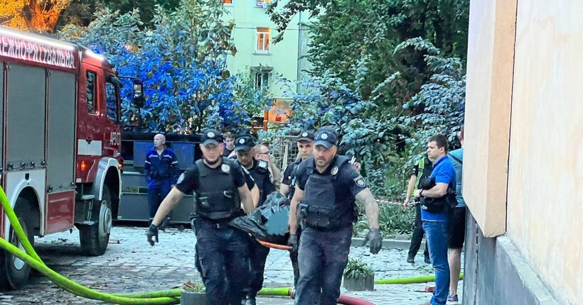 Ракетний удар по Львову: рятувальники загасили пожежу