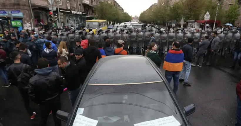 У Єревані не вщухають масові протести: поліція затримала десятків людей